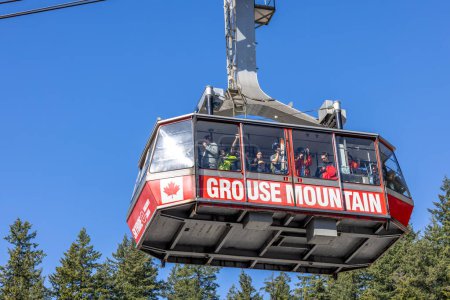 Téléchargez les photos : Vancouver, Colombie-Britannique, Canada. 25 mars 2024. Skyride Gondole Grouse Mountain ride The Peak of Vancouver - en image libre de droit