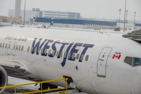 Foto de Calgary, Alberta, Canadá. Mar 22, 2024. Un primer plano de un logotipo de Westjet en un avión. - Imagen libre de derechos