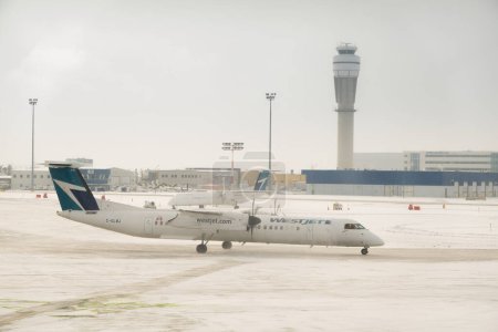Foto de Calgary, Alberta, Canadá. Mar 22, 2024. Un Westjet en el aeropuerto internacional de Calgary durante el invierno. - Imagen libre de derechos