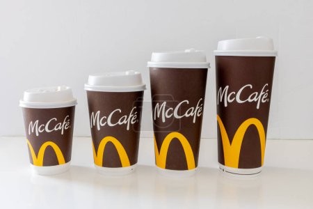 Téléchargez les photos : Calgary, Alberta, Canada. Le 21 mai 2024. Toutes les tailles de tasses à café McCafe disponibles chez McDonalds. - en image libre de droit