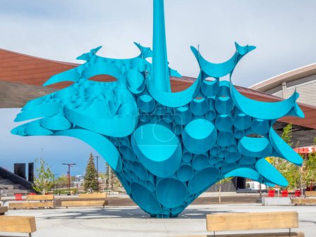 Téléchargez les photos : Calgary, Alberta, Canada. Le 25 mai 2024. Une statue d'art public à l'extérieur du centre BMO réaménagé, œuvre de Gerry Judah, appelé Esprit d'eau. - en image libre de droit
