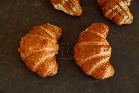 Foto de Croissant con mantequilla dos piezas en un tablero negro. Foto de alta calidad - Imagen libre de derechos