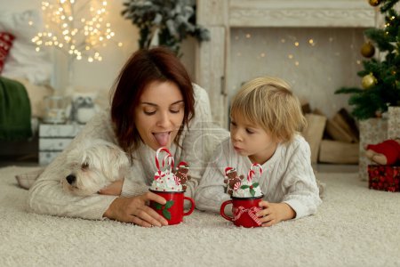 Foto de Familia feliz con tres niños y perro, sentado en casa en Navidad, ambiente acogedor, tiempo de Navidad - Imagen libre de derechos