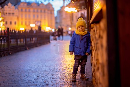 Foto de Niño en Praga en Navidad, luces de Navidad y decoración en la plaza - Imagen libre de derechos