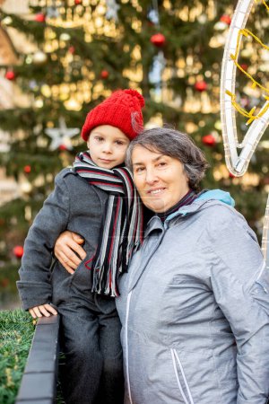 Téléchargez les photos : Child in Prague on Christmas, looking at the store windows - en image libre de droit