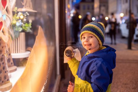 Foto de Child in Prague on Christmas, looking at the store windows - Imagen libre de derechos