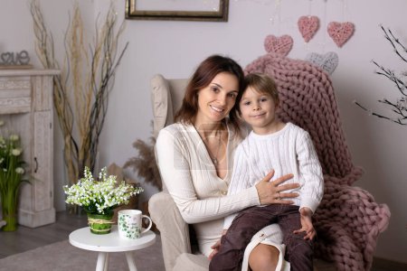 Téléchargez les photos : Valentine portrait of a little cute child with hearts, roses and sign - en image libre de droit