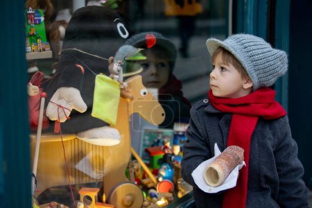 Foto de Child in the center of Prague, eating traditional czech dessert trdelnik in the city center - Imagen libre de derechos