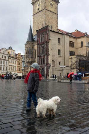 Téléchargez les photos : Child in the center of Prague, eating traditional czech dessert trdelnik in the city center - en image libre de droit