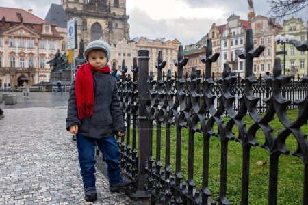 Téléchargez les photos : Child in the center of Prague, eating traditional czech dessert trdelnik in the city center - en image libre de droit