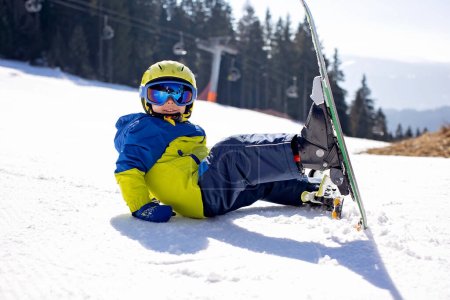 Téléchargez les photos : Famille heureuse, ski en Italie par une journée ensoleillée, enfants et adultes skient ensemble. Vacances en famille - en image libre de droit