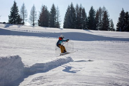 Téléchargez les photos : Famille heureuse, ski en Italie par une journée ensoleillée, enfants et adultes skient ensemble. Vacances en famille - en image libre de droit