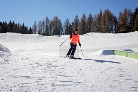 Foto de Familia feliz, esquiando en Italia en un día soleado, niños y adultos esquiando juntos. Vacaciones familiares - Imagen libre de derechos