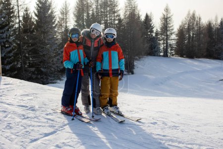 Foto de Familia feliz, esquiando en Italia en un día soleado, niños y adultos esquiando juntos. Vacaciones familiares - Imagen libre de derechos