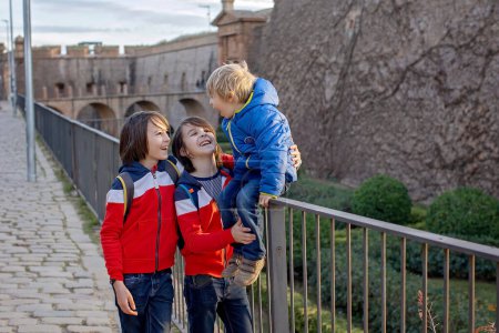 Foto de Lindos niños pequeños turistas que admiran la ciudad de Barcelona, viajes en familia con niños en España - Imagen libre de derechos