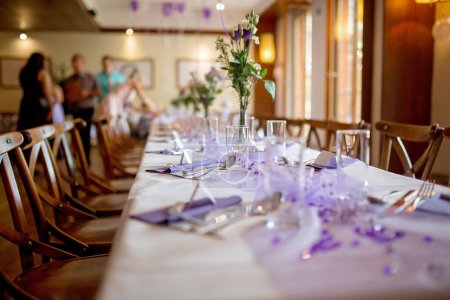 Foto de Elegante configuración de mesa en pasteles púrpura para una boda de restaurante, en interiores - Imagen libre de derechos