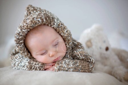 Foto de Pequeño niño, durmiendo en casa con juguetes de peluche suave, acostado - Imagen libre de derechos