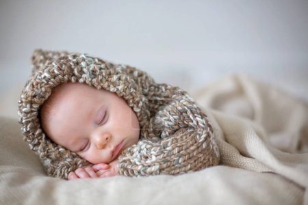 Téléchargez les photos : Petit garçon, dormant à la maison avec des jouets en peluche doux, couché - en image libre de droit