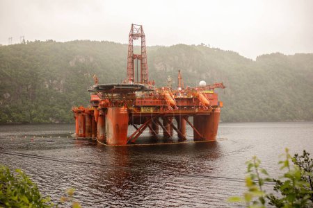 Foto de Plataforma petrolera en el mar es una estructura en alta mar con instalaciones para perforar pozos, extraer y procesar petróleo y gas natural - Imagen libre de derechos