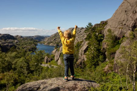 Téléchargez les photos : Happy people, enjoying amazing views in South Norway coastline, fjords, lakes, beautiful nature. Kids and adults traveling in Norway summertime - en image libre de droit