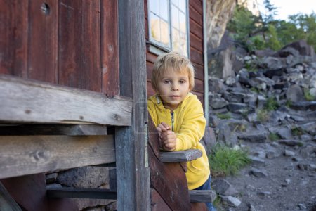 Foto de Happy people, enjoying amazing views in South Norway coastline, fjords, lakes, beautiful nature. Kids and adults traveling in Norway summertime - Imagen libre de derechos