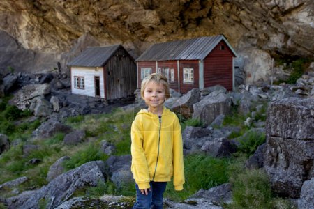 Téléchargez les photos : Happy people, enjoying amazing views in South Norway coastline, fjords, lakes, beautiful nature. Kids and adults traveling in Norway summertime - en image libre de droit
