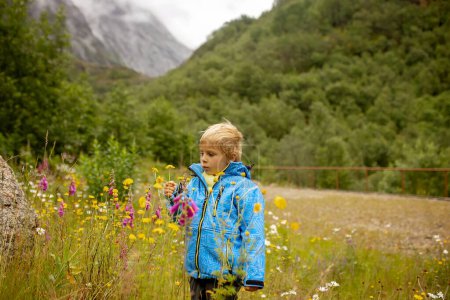 Foto de Niño, lindo chico rubio, niño pequeño disfrutando de la increíble vista del glaciar i - Imagen libre de derechos