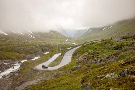 Téléchargez les photos : Fjord avec montagnes enneigées en Norvège, haute montagne - en image libre de droit