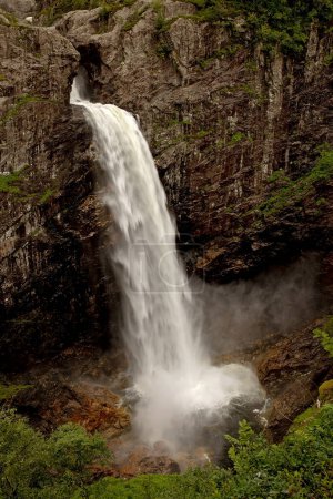 Foto de Manafossen cascada de verano en un día frío, hermosa vista - Imagen libre de derechos