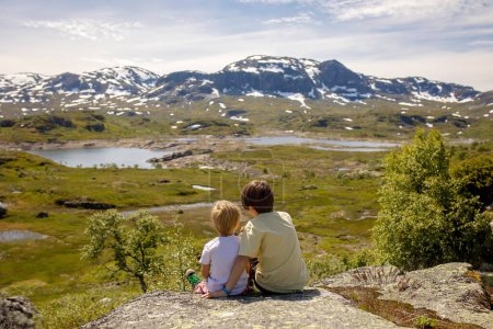 Téléchargez les photos : People, children enjoying the amazing views in Norway to fjords, mountains and other beautiful nature miracles - en image libre de droit