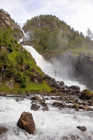 Téléchargez les photos : Amazing waterfalls near Odda village in Norway, Latefossen, Espelandsfossen, Vidfossen, amazing nature - en image libre de droit