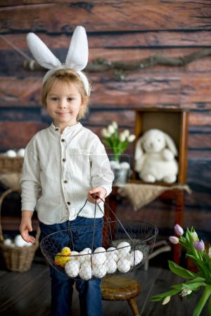 Téléchargez les photos : Mignon tout-petit blond enfant, garçon avec décoration de Pâques en studio - en image libre de droit