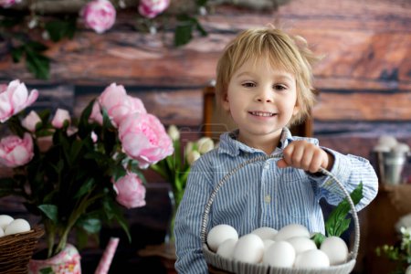 Foto de Lindo niño rubio, niño con decoración de Pascua en el estudio - Imagen libre de derechos