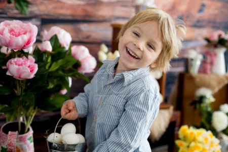 Foto de Lindo niño rubio, niño con decoración de Pascua en el estudio - Imagen libre de derechos