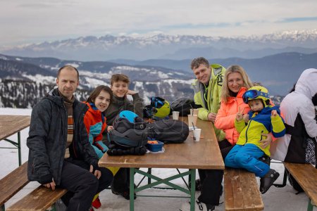 Familia feliz, disfrutar de vacaciones de esquí con los niños, sol hermoso tiempo al aire libre