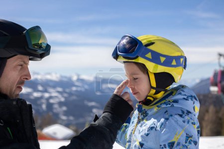 Téléchargez les photos : Bonne famille, vacances de ski avec les enfants, beau temps ensoleillé en plein air - en image libre de droit