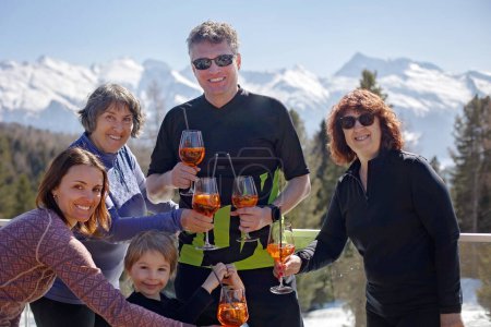Téléchargez les photos : Bonne famille, profiter des vacances de ski avec les enfants, beau temps ensoleillé en plein air, les gens qui boivent de l'aperol spritz par une journée ensoleillée - en image libre de droit