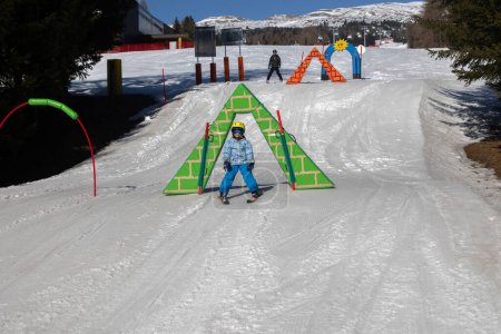 Téléchargez les photos : Bonne famille, vacances de ski avec les enfants, beau temps ensoleillé en plein air - en image libre de droit