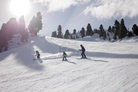 Foto de Familia feliz, disfrutar de vacaciones de esquí con los niños, sol hermoso tiempo al aire libre - Imagen libre de derechos