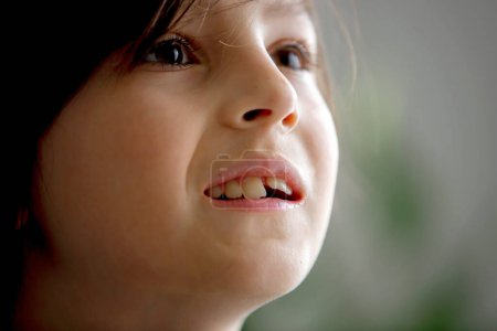 Téléchargez les photos : Preteen garçon, besoin d'appareils, ayant ses dents avant de plus en plus en mauvaise position - en image libre de droit