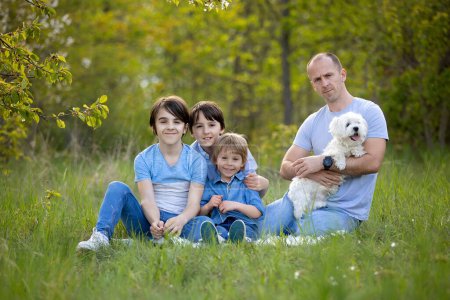 Téléchargez les photos : Belle famille dans le parc, prendre des photos de portraits de famille ensemble - en image libre de droit