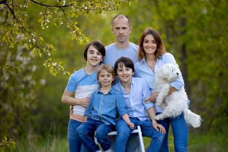 Téléchargez les photos : Belle famille dans le parc, prendre des photos de portraits de famille ensemble - en image libre de droit