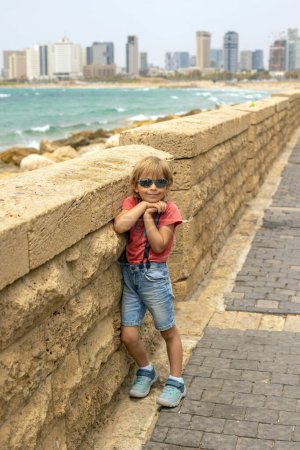 Téléchargez les photos : Famille touristique européenne avec enfants, visite Tel Aviv, Israël, promenade d'une journée dans la ville - en image libre de droit