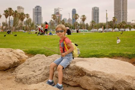 Foto de Familia turística europea con niños, visitando Tel Aviv, Israel, disfrutando de un paseo de un día por la ciudad - Imagen libre de derechos