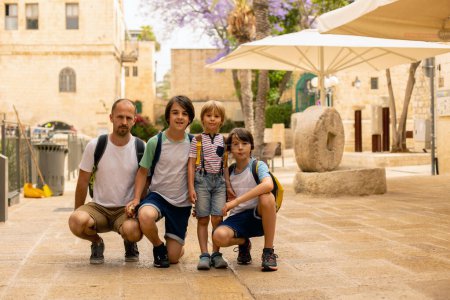 Foto de Familia turística europea con niños, visita a Jerusalén, encuentro con una nueva cultura - Imagen libre de derechos