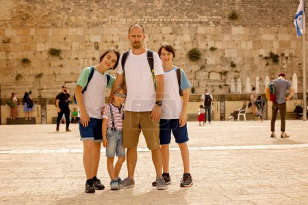 Téléchargez les photos : Famille touristique européenne avec enfants, visite de Jérusalem, rencontre d'une nouvelle culture - en image libre de droit