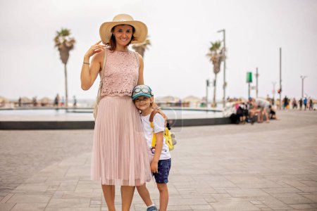 Téléchargez les photos : Mère et enfant, famille profitant de la vue sur la mer à Tel Aviv par une chaude journée d'été, après-midi - en image libre de droit