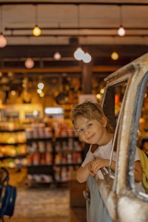 Téléchargez les photos : Famille avec enfants, profiter du marché Sarona à Tel Aviv, Israël, essayer la nourriture - en image libre de droit