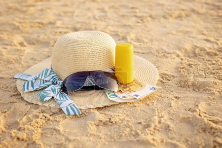 Foto de Tiempo de vacaciones sombrero de paja, gafas de sol, crema solar y dinero, listo para unas vacaciones Tel Aviv, Israel - Imagen libre de derechos
