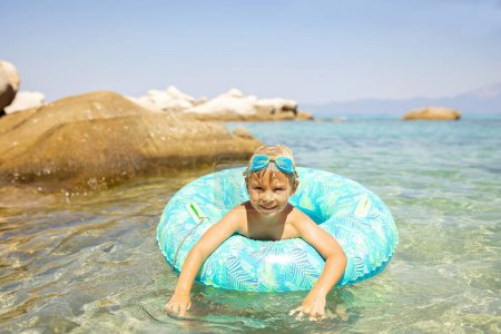 Téléchargez les photos : Happy child on the beach, enjoying summer, playing. Greece, Halkidiki - en image libre de droit